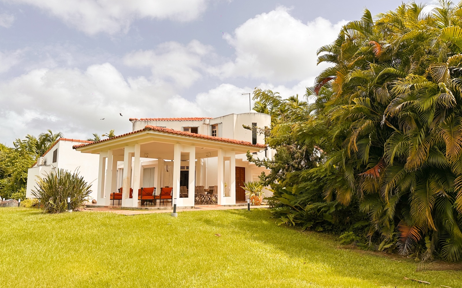 Villa T5 d'architecte à Ducos - 825 000 € - 250 m² sur 3002 m², conception raffinée